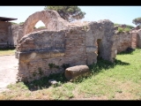 02944 ostia - regio v - insula v - terme dell'invidioso (v,v,2) - raum noerdlich von raum (e) - bli ri suedwesten - 06-2024.jpg